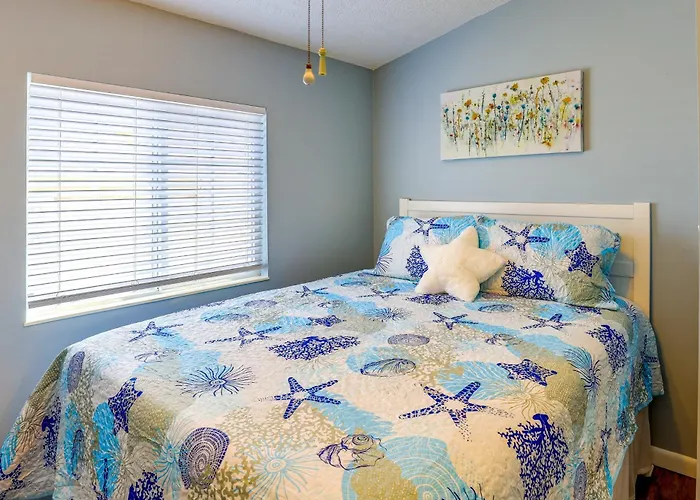 Pool Access, Walk To Beach! Cozy Jensen Beach Home